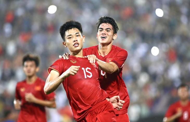 Đình Bắc (bìa trái) - cầu thủ trẻ trong đội hình tuyển Việt Nam trong lần tập trung này - Ảnh: HOÀNG TÙNG