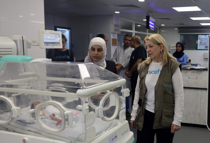 Giám đốc điều hành UNICEF Catherine Russell (bìa phải) thăm trẻ sơ sinh tại một bệnh viện ở Gaza - Ảnh: UNICEF