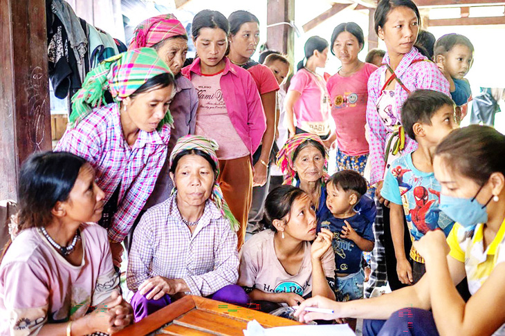 Nhân viên y tế thu thập dữ liệu test nhanh chẩn đoán bệnh sốt rét tại huyện Mường Tè, tỉnh Lai Châu - Ảnh: WHO/L.Pham.