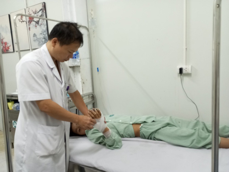 Bác sĩ thăm khám cho bệnh nhi bị tai nạn pháo nổ - Ảnh: BVCC