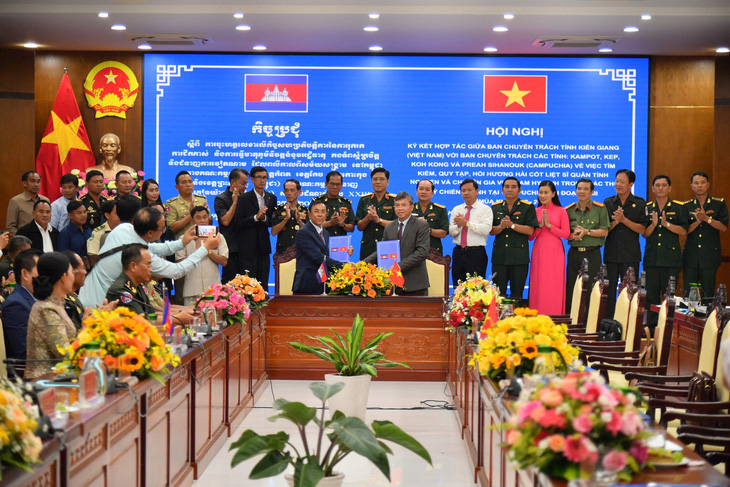 Ông Nguyễn Lưu Trung (bìa phải) - phó chủ tịch UBND tỉnh Kiên Giang - ký kết hợp tác với các tỉnh Campuchia trong việc tìm kiếm, quy tập hài cốt liệt sĩ là quân tình nguyện Việt Nam hy sinh trên đất bạn Campuchia - Ảnh: PHƯƠNG VŨ