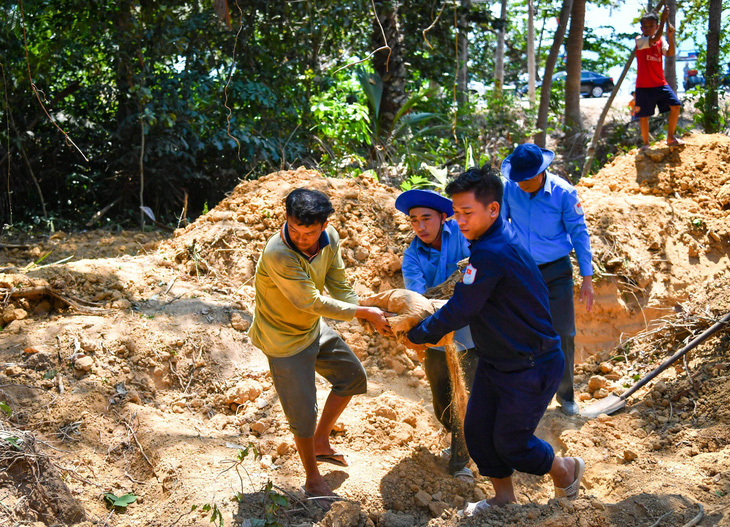 Hài cốt quân tình nguyện Việt Nam hy sinh trên đất bạn Campuchia được Đội K92 tìm kiếm - Ảnh: PHƯƠNG VŨ