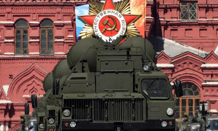 Hệ thống tên lửa phòng không S-400 Triumph của Nga đi qua quảng trường Đỏ trong cuộc duyệt binh Ngày Chiến thắng ở Matxcơva vào ngày 9-5-2018 - Ảnh: AFP