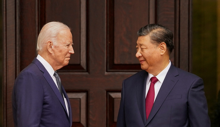 Tổng thống Mỹ Joe Biden (trái) và Chủ tịch Trung Quốc Tập Cận Bình (phải) trước khi bắt đầu Thượng đỉnh Mỹ - Trung ngày 15-11 - Ảnh: REUTERS