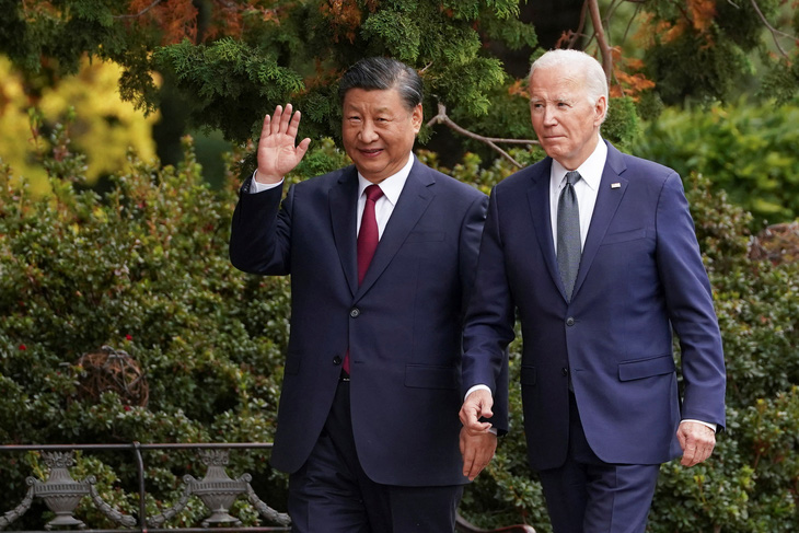Chủ tịch Trung Quốc Tập Cận Bình (trái) và Tổng thống Mỹ Joe Biden sải bước cùng nhau tại dinh thự Fioli, nơi diễn ra Thượng đỉnh Mỹ - Trung ngày 15-11 - Ảnh: REUTERS