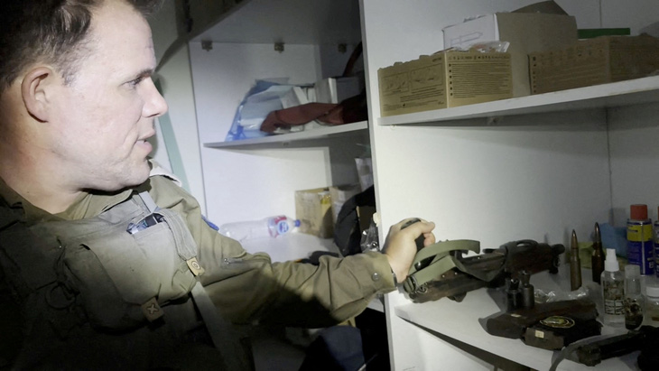 Israel công bố hình ảnh các vũ khí tìm được ở Bệnh viện Al Shifa trong cuộc đột kích ngày 15-11 - Ảnh: REUTERS
