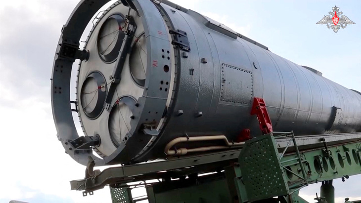 Tên lửa đạn đạo xuyên lục địa trang bị vũ khí bội siêu thanh Avangard được nâng lên để đặt vào bệ phóng tại vùng Orenburg, Nga ngày 16-11 - Ảnh: REUTERS