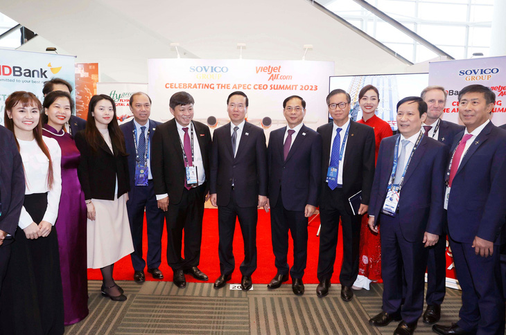 Chủ tịch nước Võ Văn Thưởng thăm các gian hàng của doanh nghiệp Việt Nam bên lề hội nghị - Ảnh: TTXVN