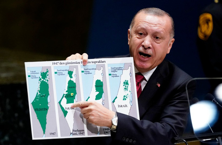 Tổng thống Thổ Nhĩ Kỳ Tayyip Erdogan giơ biểu đồ thể hiện sự mở rộng phạm vi chiếm đóng của Israel qua các năm tại khóa họp Đại hội đồng Liên Hiệp Quốc lần thứ 74 hồi tháng 10-2019 - Ảnh: REUTERS