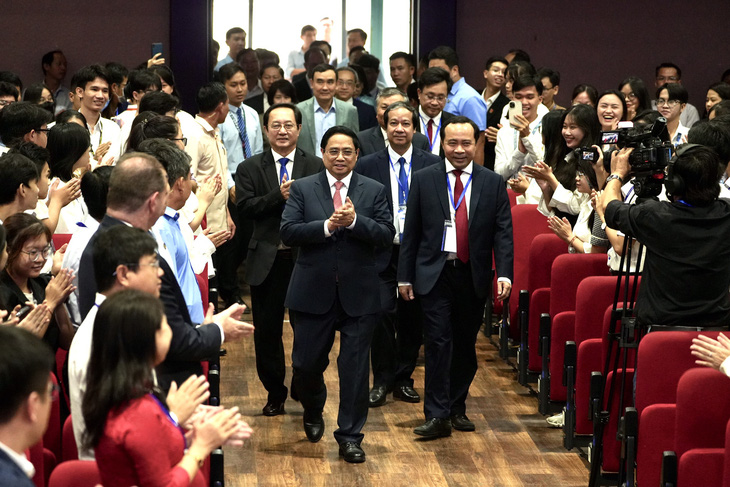 Thủ tướng Phạm Minh Chính và các đại biểu đến dự buổi lễ khai khóa - Ảnh: HỮU HẠNH