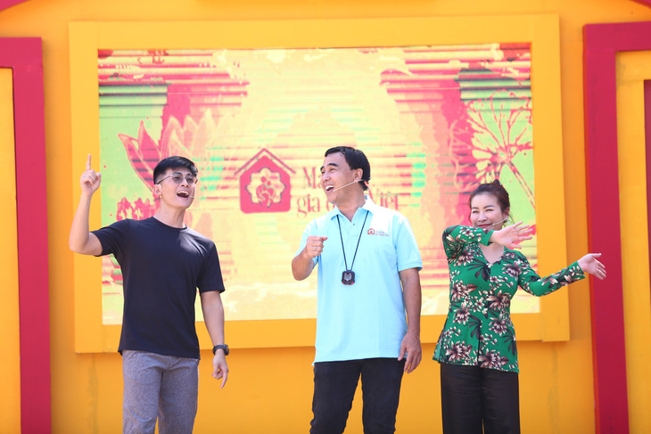 MC Quyền Linh cùng hai khách mời - ca sĩ Thiên Vương và diễn viên Kiều Linh