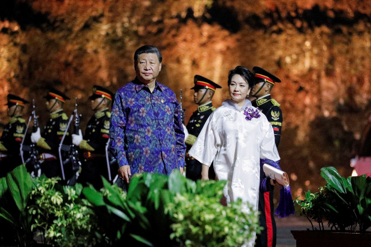 Ông Tập Cận Bình và phu nhân Bành Lệ Viện trong bữa tiệc tối ở hội nghị G20 ở Bali, Indonesia, ngày 15-11-2022. Bà Bành Lệ Viện là ca sĩ giọng nữ cao (soprano) nổi tiếng ở Trung Quốc - Ảnh: AFP