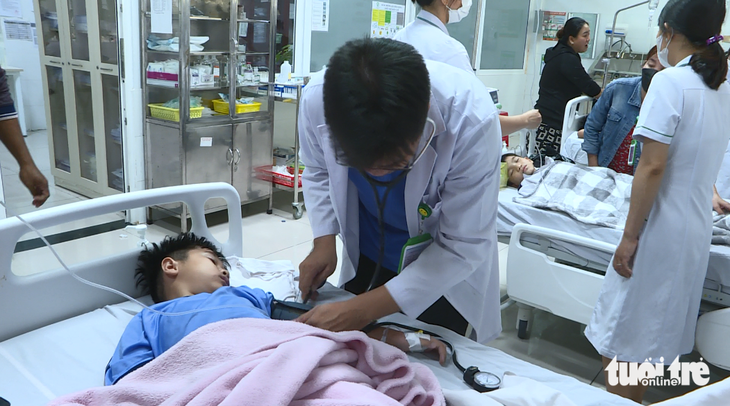 Các em học sinh nhập viện điều trị trong tình trạng ói, đi ngoài - Ảnh: CHÍ CÔNG