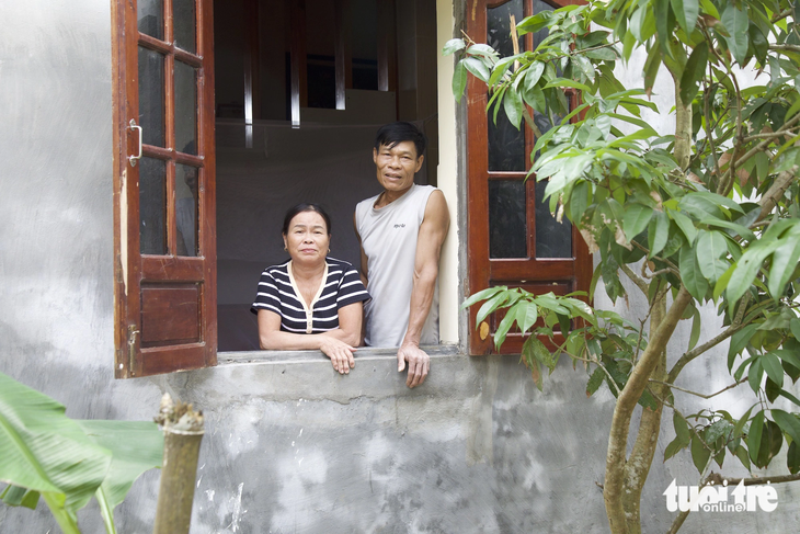 Vợ chồng ông Nguyễn Văn Y hay mở cửa sổ để hỏi thăm tình hình hai bà lão hàng xóm - Ảnh: HOÀNG TÁO
