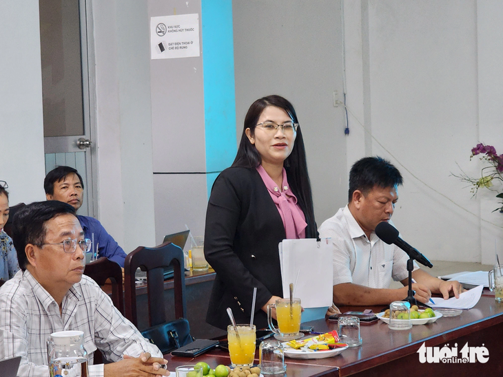 Bà Nguyễn Thị Hồng Linh - phó chủ tịch UBND TP Rạch Giá - nói chưa có kết quả nên không cung cấp thông tin cơ sở cung cấp thức ăn - Ảnh: BỬU ĐẤU