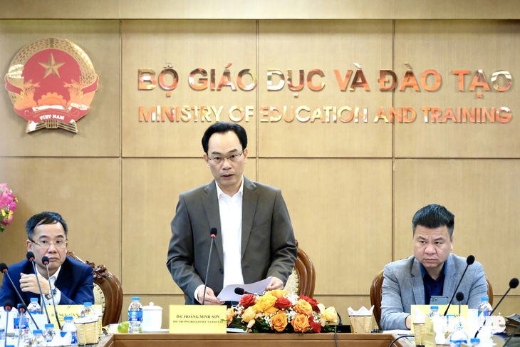Ông Hoàng Minh Sơn, thứ trưởng Bộ Giáo dục và Đào tạo, phát biểu tại buổi họp báo chiều 16-11 - Ảnh: NGUYÊN BẢO
