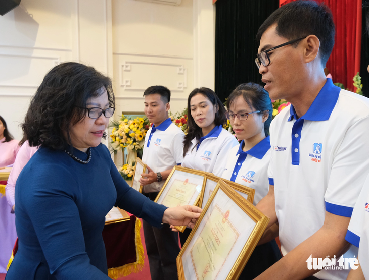 Thứ trưởng Bộ Giáo dục và Đào tạo Ngô Thị Minh trao bằng khen của Bộ Giáo dục và Đào tạo cho các thầy cô giáo tiêu biểu được tuyên dương trong chương trình Chia sẻ cùng thầy cô năm 2023 - Ảnh: HÀ THANH