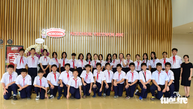 Chiều 16-11, học sinh Trường THCS Trần Văn Ơn (quận 1, TP.HCM) đã có buổi tham quan và tìm hiểu về quy trình sản xuất ra một gói mì của Acecook - Ảnh: DUYÊN PHAN