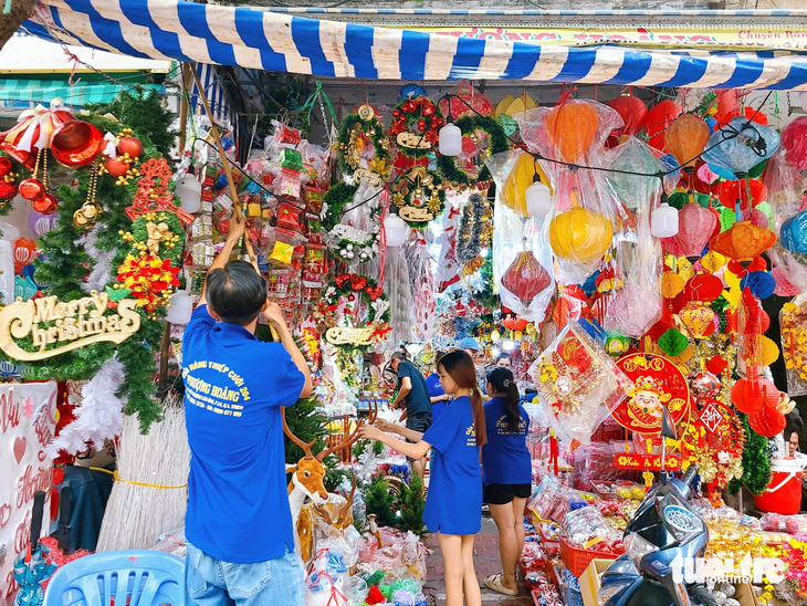 Một cửa hàng đồ trang trí Giáng sinh trên đường Hải Thượng Lãn Ông (quận 5): người bán nhiều hơn người mua, hàng hóa ít - Ảnh: NHẬT XUÂN
