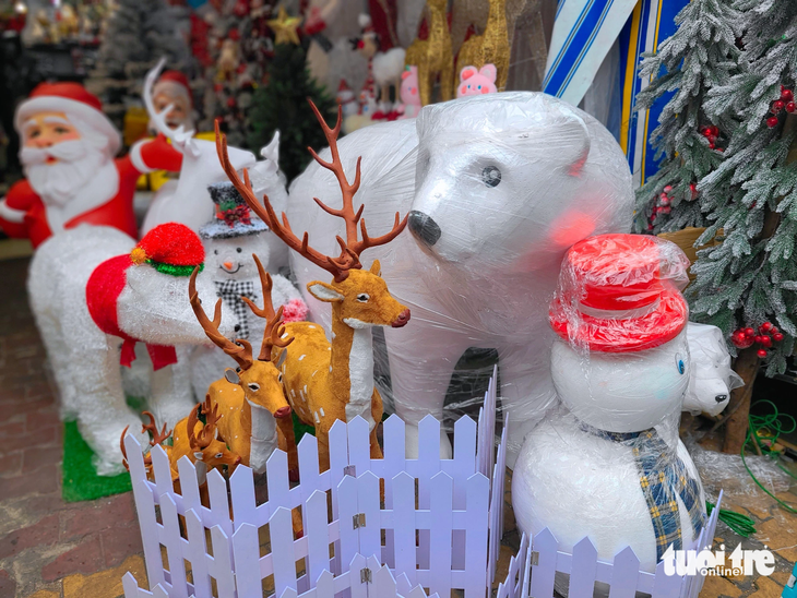 Nhiều chủ cửa hàng cho hay năm nay họ tăng nhập các sản phẩm trang trí Giáng sinh bình dân - Ảnh: NHẬT XUÂN