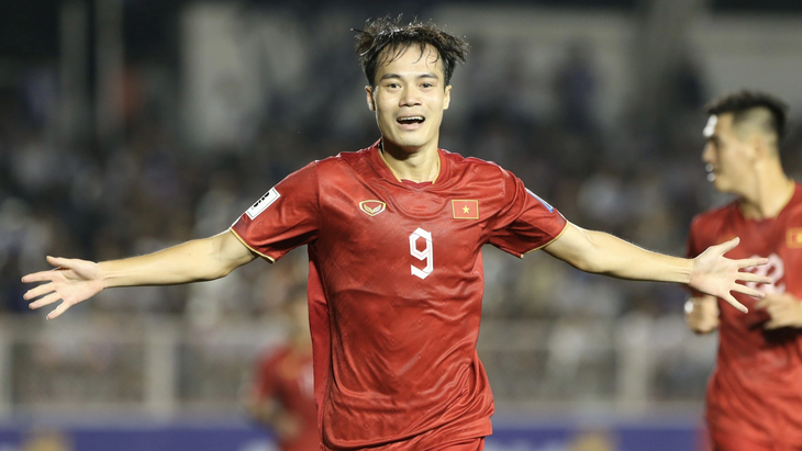 Văn Toàn ăn mừng bàn thắng vào lưới tuyển Philippines - Ảnh: HỮU TẤN