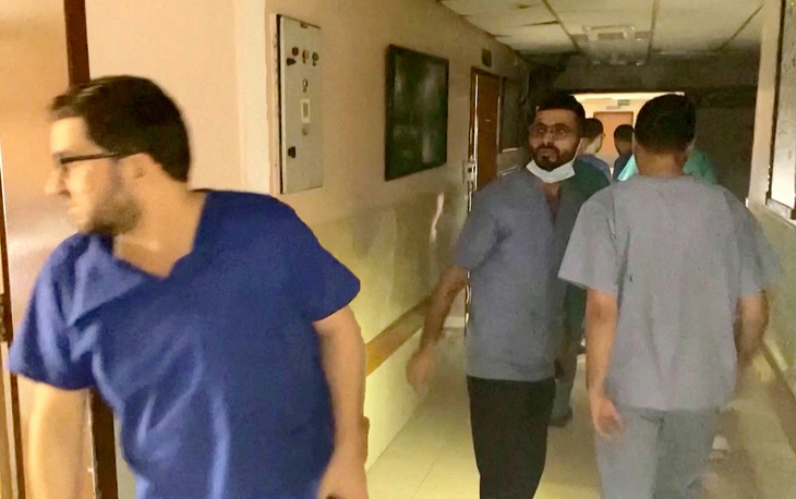 Y bác sĩ quan sát thiệt hại tại các khu vực bên trong Bệnh viện Al Shifa ở thành phố Gaza, phía bắc Dải Gaza, sau cuộc đột kích của quân đội Israel vào ngày 15-11 - Ảnh: Reuters