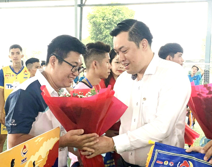 Ông Cao Văn Chóng - phó giám đốc Sở Văn hóa, Thể thao và Du lịch tỉnh Bình Dương - tặng hoa cho các đội tham dự vòng loại Bình Dương Giải vô địch bóng đá công nhân toàn quốc 2023 - Ảnh: HỮU HẠNH