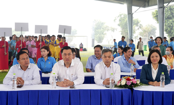 Ông Cao Văn Chóng (thứ hai từ trái qua) trong lễ khai mạc vòng loại Bình Dương Giải vô địch bóng đá công nhân toàn quốc 2023 - Ảnh: HỮU HẠNH
