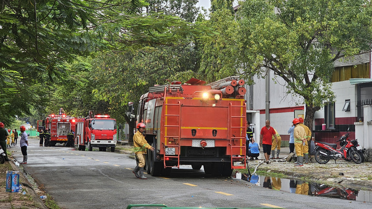 Lực lượng cứu hộ kịp thời khống chế không để ngọn lửa cháy lan trong Khu công nghiệp Thuận Đạo, huyện Bến Lức chiều 16-11 - Ảnh: AN LONG