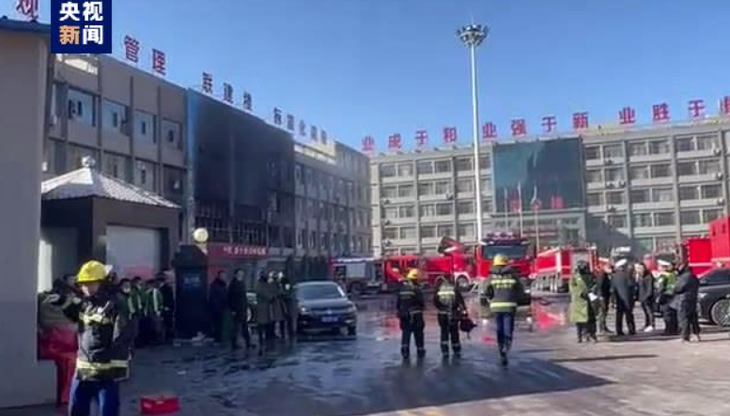 Hiện trường công tác chữa cháy tại tòa nhà thuộc Công ty than Yongju tại tỉnh Sơn Tây, Trung Quốc ngày 16-11 - Ảnh: CCTV