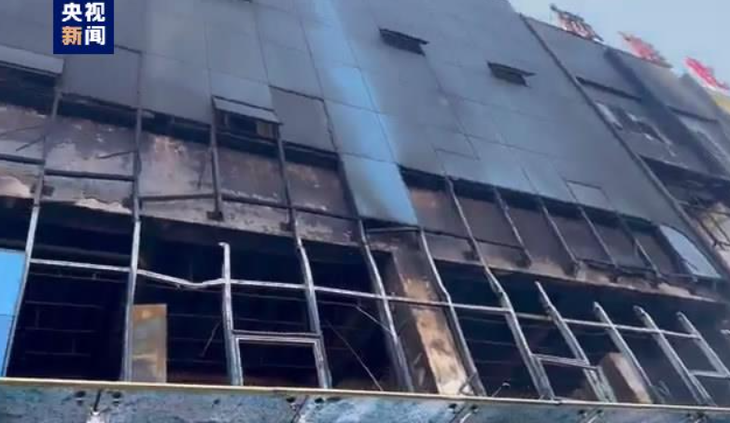 Tòa nhà bốn tầng thuộc Công ty than Yongju bị thiêu rụi - Ảnh: CCTV