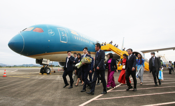 Đây là lần đầu tiên sân bay Vân Đồn đón chuyến bay thẳng từ tỉnh Hokkaido, Nhật Bản với 274 hành khách đến thăm Quảng Ninh - Ảnh: T.DƯƠNG