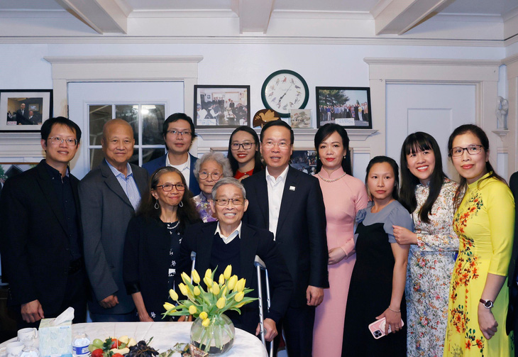 Chủ tịch nước Võ Văn Thưởng và phu nhân đến thăm gia đình Việt kiều Phạm Văn Tịch (giữa, ngồi) tại thành phố Alameda, quận Berkeley (bang California, Mỹ) ngày 15-11 - Ảnh: TTXVN