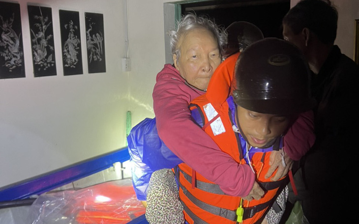 Xuyên đêm cứu người dân bị nạn trong lũ lụt ở Huế
