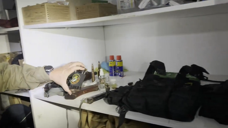Ảnh chụp màn hình video sĩ quan Israel giới thiệu một số vũ khí, trang bị quân sự được cho là của phong trào Hồi giáo Hamas giấu tại Bệnh viện Al Shifa