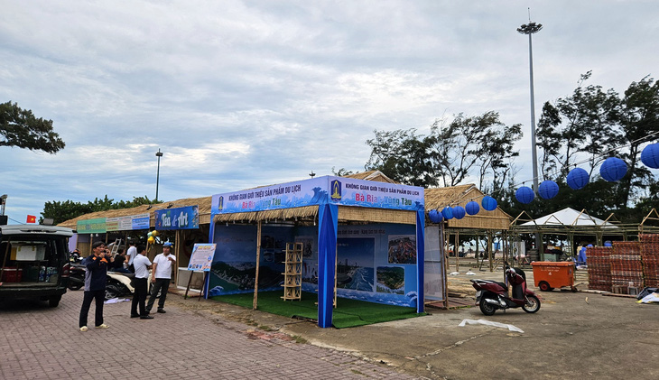 Một góc khu hội chợ trưng bày, bán các sản phẩm OCOOP của tỉnh Bà Rịa - Vũng Tàu - Ảnh: Đ.H.