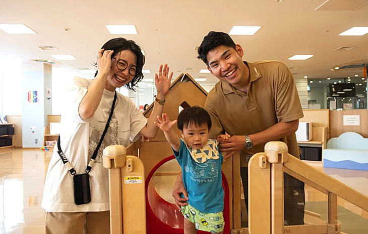 Taiki và Arisa Chisaka chơi đùa cùng con trai Tatara tại một trung tâm chăm sóc trẻ em do thành phố Akashi (ở phía tây Nhật Bản) điều hành - Ảnh: NPR