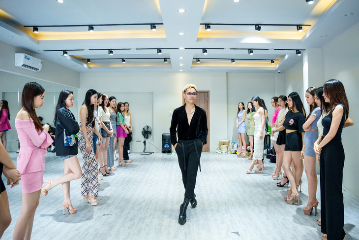 Khang Lê cũng tham gia vào quá trình đào tạo catwalk cho các thí sinh Miss Earth Vietnam.