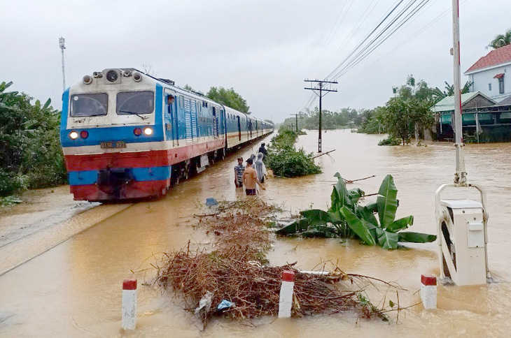Nước lũ rút dần, đường sắt khai thác trở lại các đoàn tàu khách qua Huế từ trưa 16-11 - Ảnh: VNR