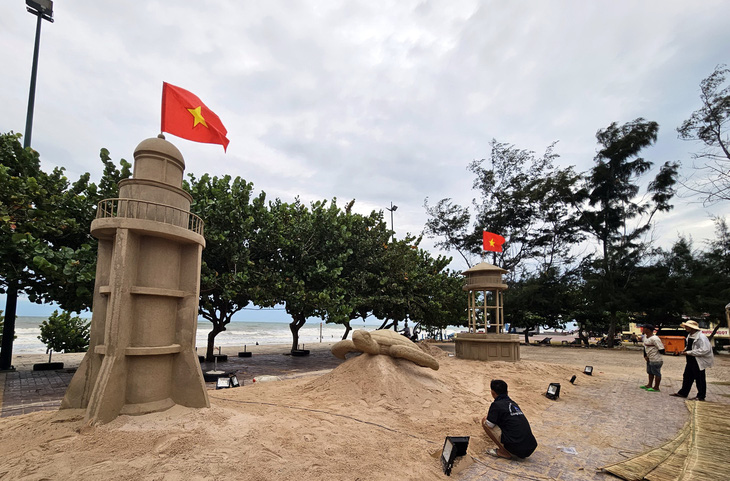 Mô hình tượng cát khổng lồ để du khách check-in tại Bãi Sau, Vũng Tàu - Ảnh: ĐÔNG HÀ 