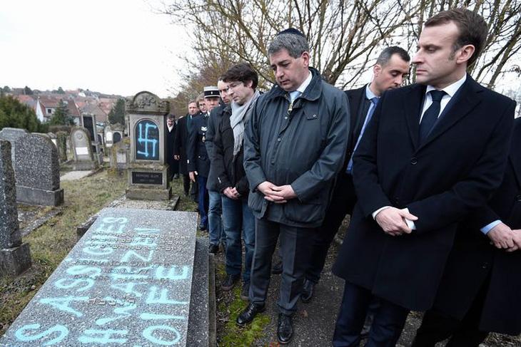 Đây không phải là lần đầu tiên mộ của người Do Thái ở Pháp bị phá hoại. Trong bức ảnh này, Tổng thống Pháp Emmanuel Macron (phải) nhìn một ngôi mộ bị phá hoại trong chuyến thăm nghĩa trang Do Thái ở Quatzenheim, miền đông Pháp, vào ngày 19-2-2019 - Ảnh: WALL STREET JOURNAL/PRESS POOL