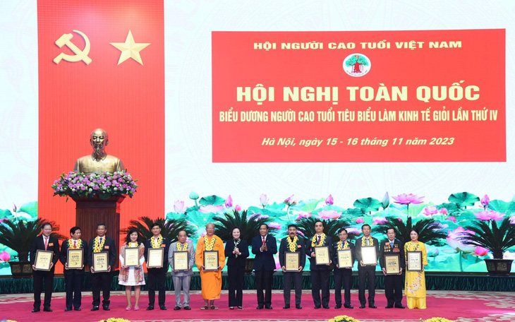 Lãnh đạo Trung ương Hội Người cao tuổi Việt Nam và lãnh đạo các bộ, ngành trao biểu trưng, tôn vinh người cao tuổi làm kinh tế giỏi năm 2023 - Ảnh: VGP