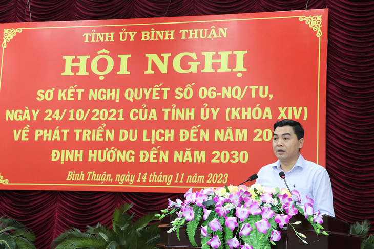 Ông Nguyễn Hoài Anh - phó bí thư thường trực Tỉnh ủy Bình Thuận - phát biểu khai mạc hội nghị sơ kết 2 năm thực hiện nghị quyết số 06-NQ/TU ngày 24-10-2021 của Tỉnh ủy khóa XIV về phát triển du lịch đến năm 2025, định hướng đến năm 2030 - Ảnh: T.DÂN