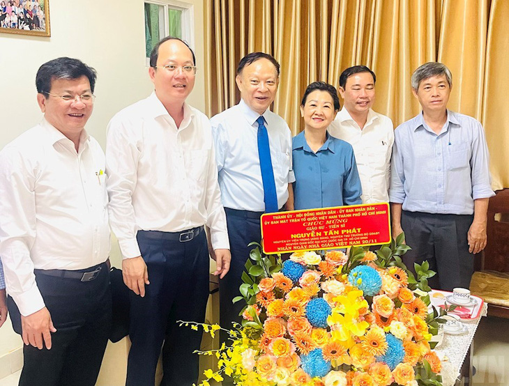Phó bí thư Thành ủy TP.HCM Nguyễn Hồ Hải cùng các đại biểu đến thăm nhà giáo, giáo sư, tiến sĩ Nguyễn Tấn Phát - Ảnh: WEB THÀNH ỦY