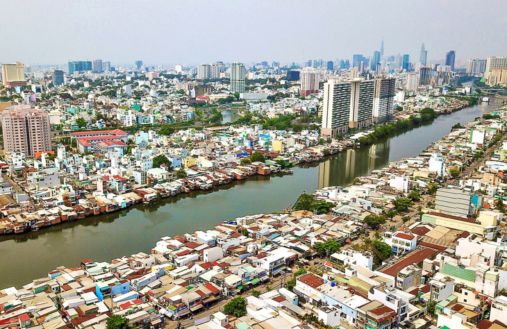 Nhà dân dọc kênh Đôi, quận 8, TP.HCM - Ảnh: Quang Định