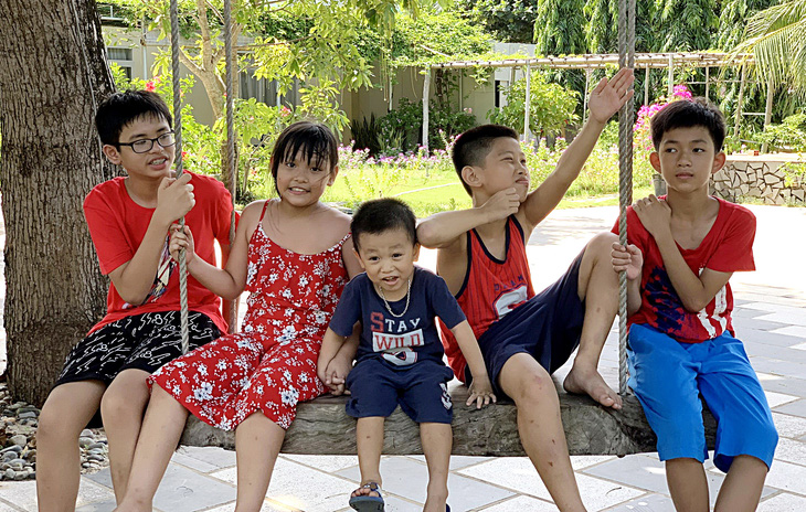 Trẻ em của nhiều gia đình cùng vui chơi với nhau trong ngày nghỉ tại Côn Đảo, tỉnh Bà Rịa - Vũng Tàu  - Ảnh: ĐÔNG HÀ
