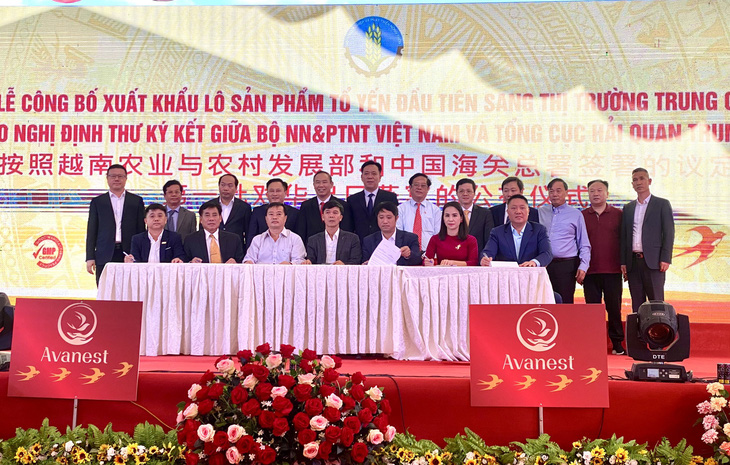Tại buổi lễ, Công ty cổ phần dinh dưỡng Avanest Việt Nam đã ký hợp tác với một số hiệp hội yến các tỉnh, cũng như đối tác Trung Quốc để chuẩn bị cho các lô hàng xuất khẩu tiếp theo - Ảnh: C.TUỆ