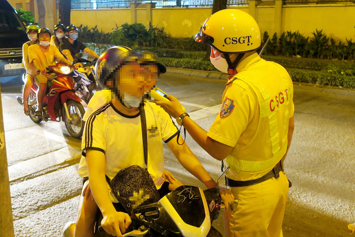 Cảnh sát giao thông đo nồng độ cồn của người lái xe ờ quận 1, TP.HCM - Ảnh: T.T.D.