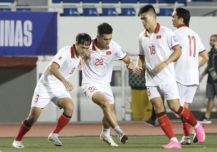 Các cầu thủ tuyển Việt Nam khởi động trước trận gặp Philippines - Ảnh: HỮU TẤN
