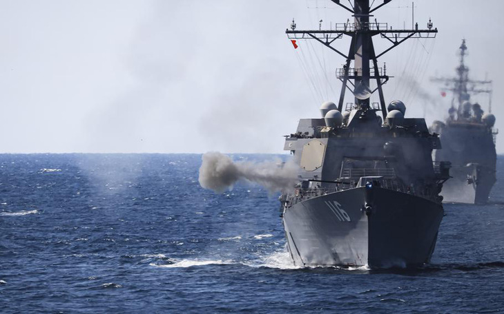 Tàu khu trục USS Thomas Hudner khai hỏa trong lúc huấn luyện ở Đại Tây Dương vào ngày 30-3 năm nay - Ảnh: HẢI QUÂN MỸ